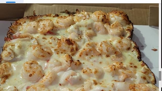 16" Seafood Pizza.